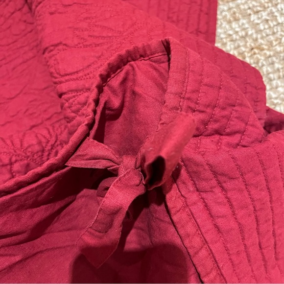 4 Pottery Barn Red Hanna Linen Blend shams , Floral Quilted Ties enclosure - Picture 6 of 10